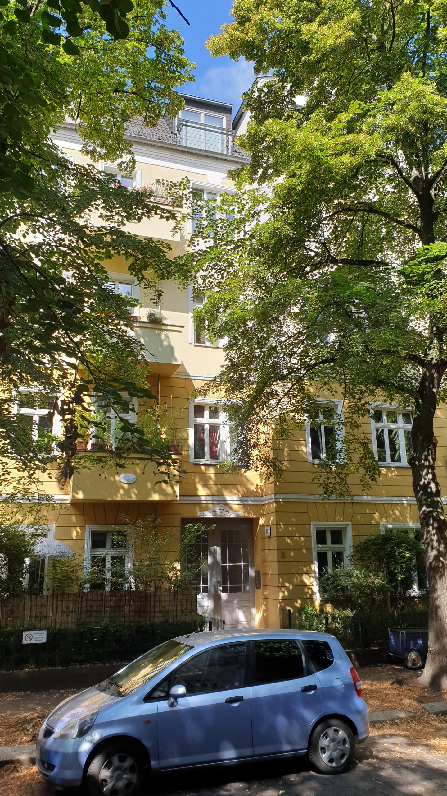 Bezugsfreie Altbauwohnung mit Balkon im Florakiez