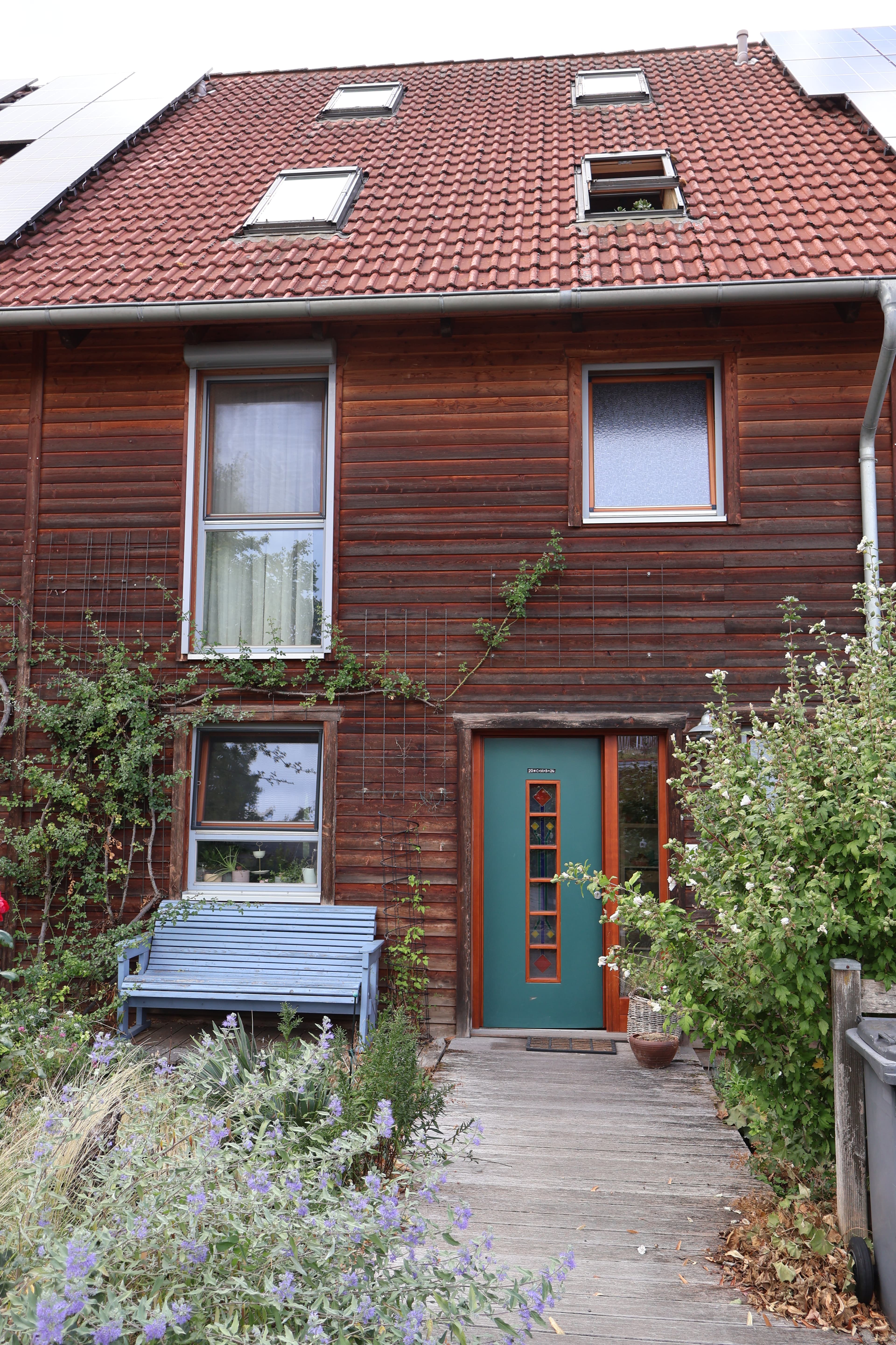 Holz-Reihenmittelhaus mit Pellet-Ofen, Garten und Doppelgarage