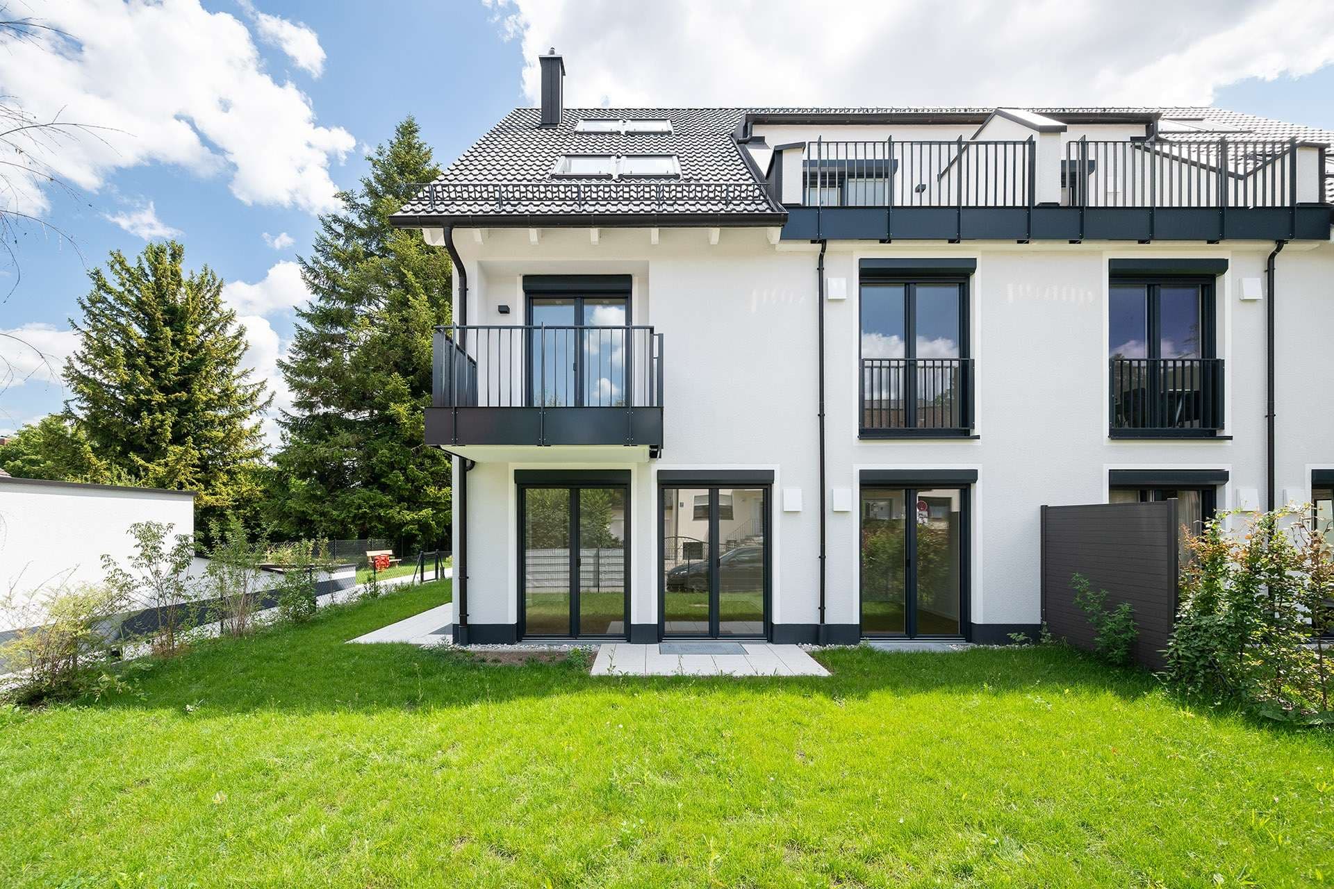 Sehr gut geschnittene NEUBAU-3-Zimmer-OG-Wohnung mit 2 Balkonen und Tiefgarage