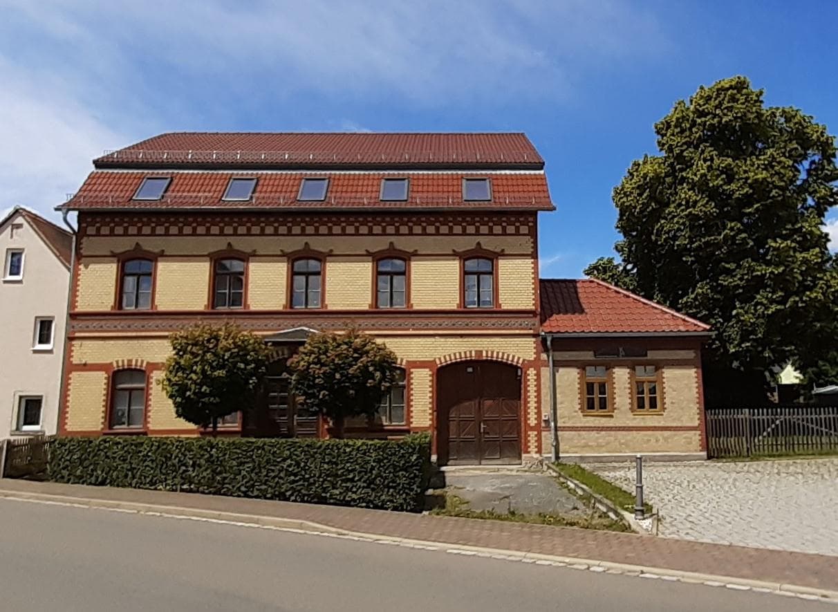 Mehrfamilienhaus-Sanierungsobjekt mit Garten, Brunnen, Stellplätzen von privat