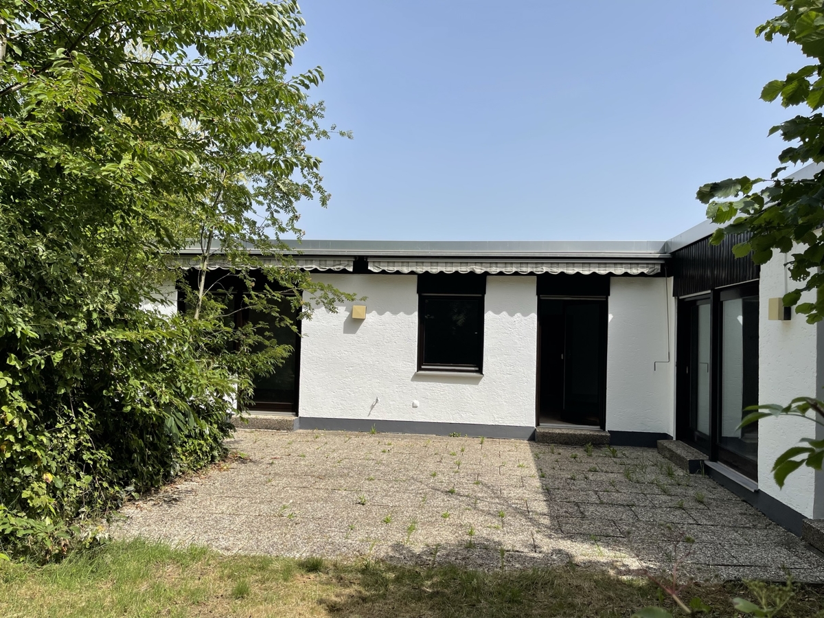 SANKT AUGUSTIN-NIEDERBERG, toller BUNGALOW mit 3-4 Zimmern, ca. 130 m² Wfl., großer Garten, Garage