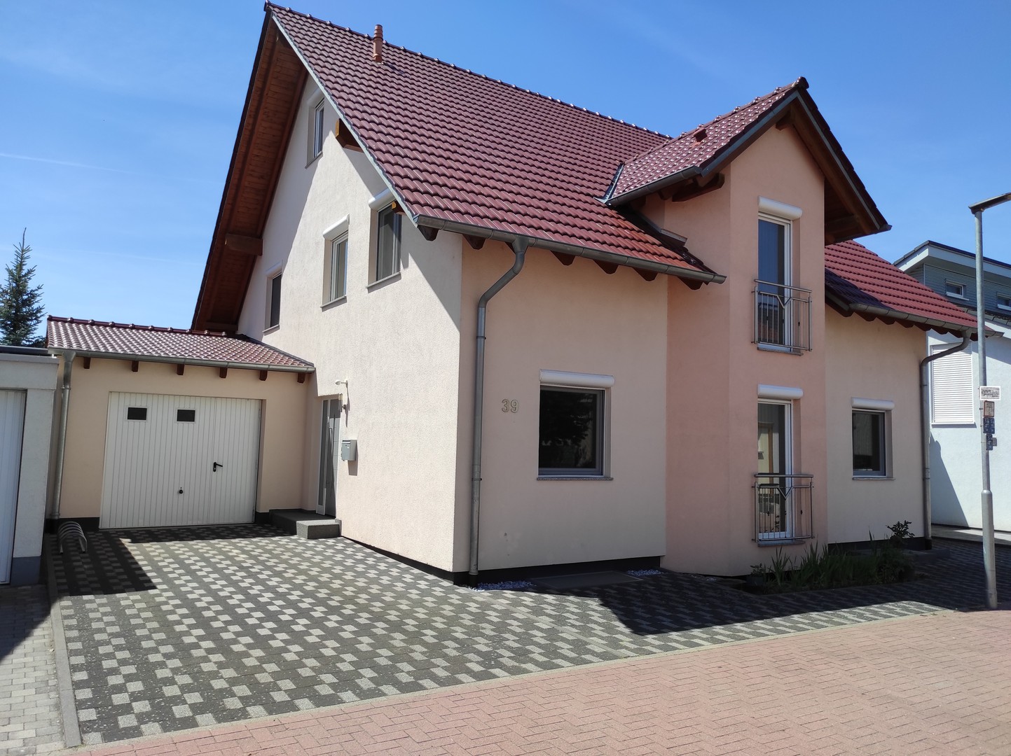 Ein schönes freistehendes Mehrfamilienhaus in sehr guter Lage, mit unverbauter Aussicht.