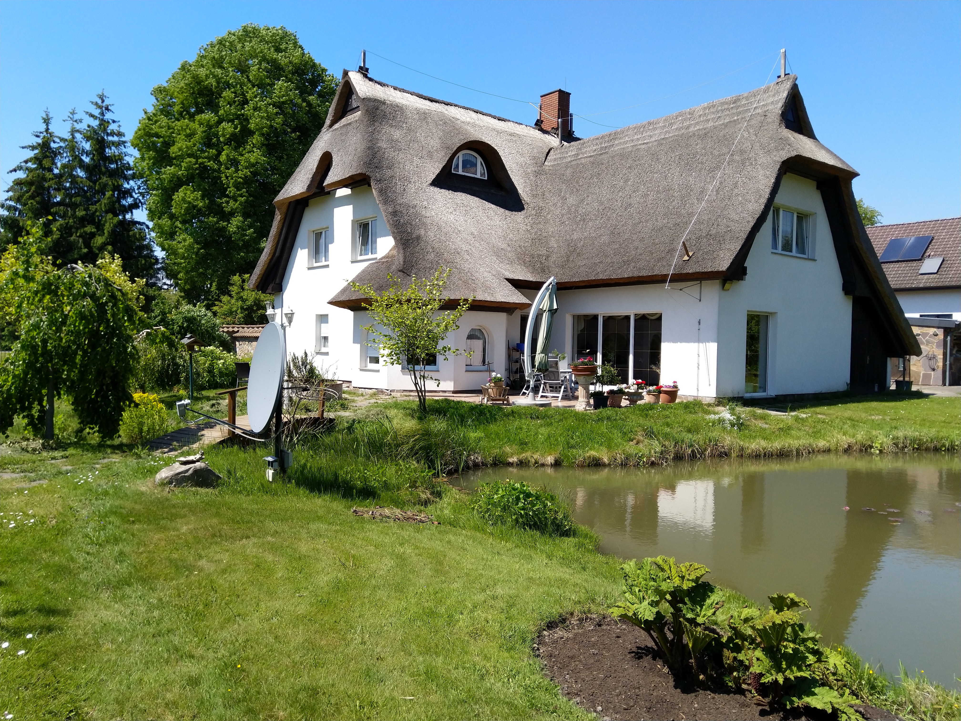 Bezauberndes Unikat - reetgedeckte Traumvilla direkt am Müritz Nationalpark